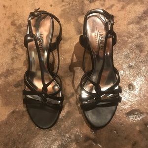 Strapping black short heel